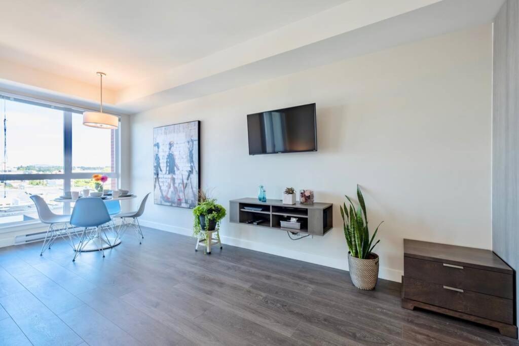 Clean 4Th Floor 1 Bedroom Apt In Old Town China Town Виктория Экстерьер фото