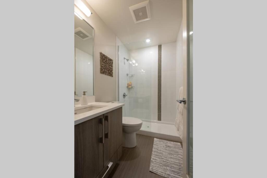 Clean 4Th Floor 1 Bedroom Apt In Old Town China Town Виктория Экстерьер фото