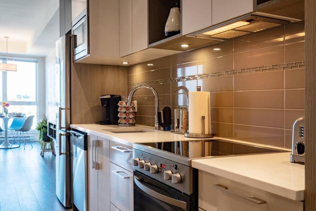 Clean 4Th Floor 1 Bedroom Apt In Old Town China Town Виктория Экстерьер фото