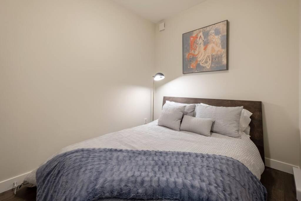 Clean 4Th Floor 1 Bedroom Apt In Old Town China Town Виктория Экстерьер фото